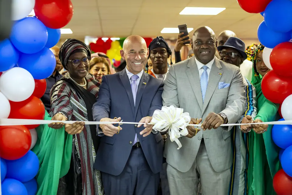 Cutting the ribbon at the opening of the Timbuktu American University campus